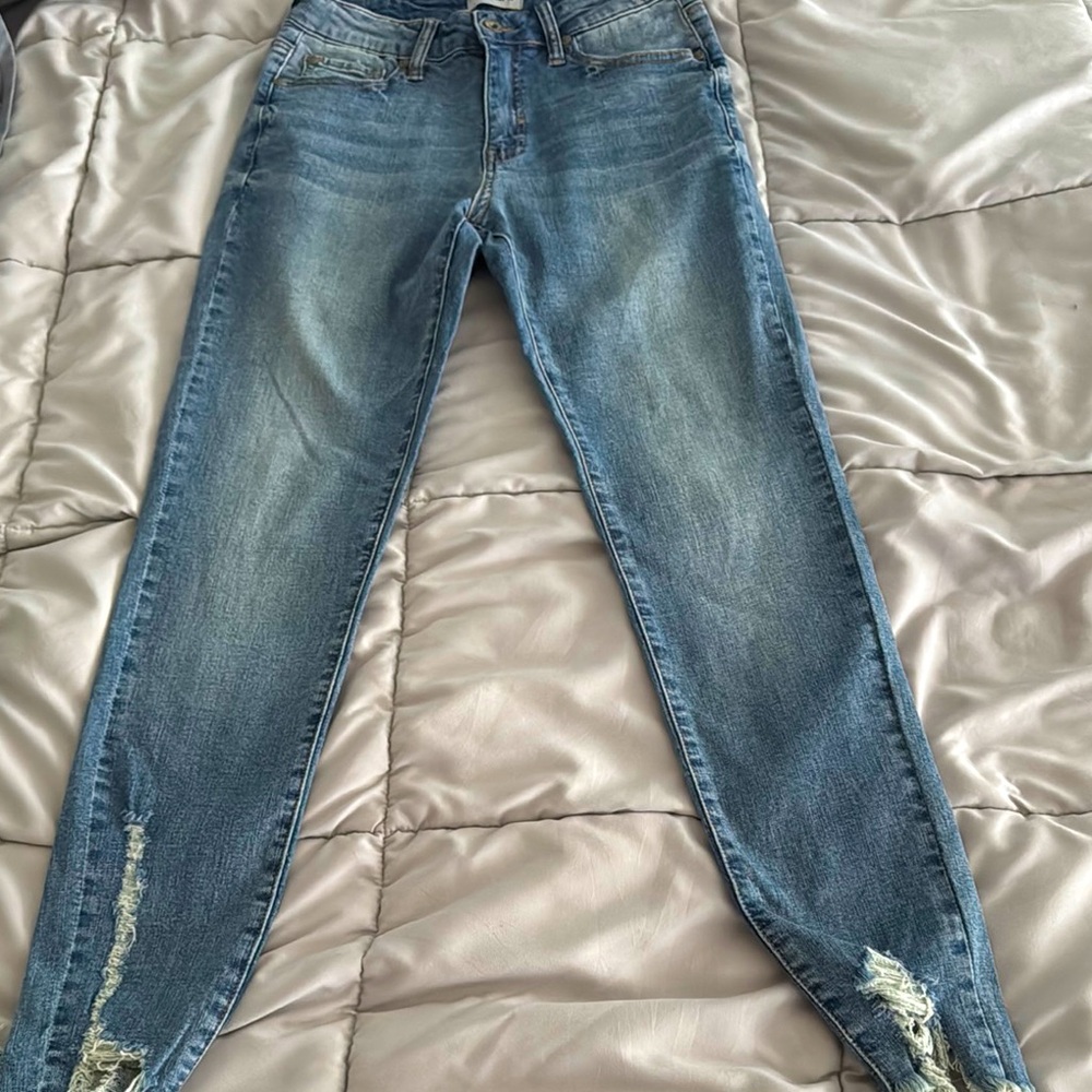 SPECIAL A Blue Jeans with destroyed cuffs